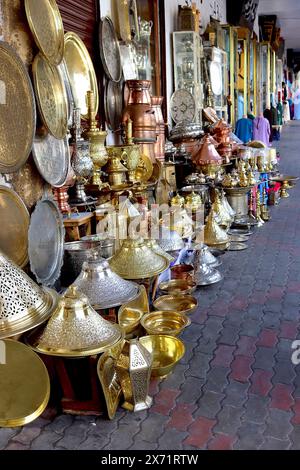 Mercato marocchino che vende oggetti decorati in ottone, rame e argento; vassoi, piatti, teiere, piatti, piatti, lampade da tavolo, lampade da terra Layla. Foto Stock