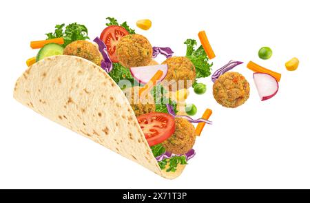 Tortilla vegetariana, sandwich shawarma con falafel isolato su sfondo bianco Foto Stock