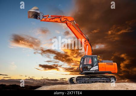 Ein Bagger arbeitet auf einer Baustelle MIT einem Bagger wird eine Grube für ein Wohnhaus erstellt, FOTOMONTAGE *** un escavatore lavora su un constructi Foto Stock