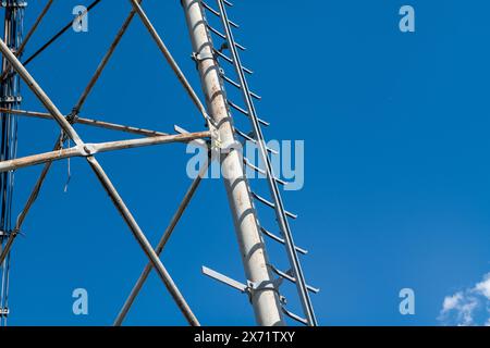 scala tecnica per capriate in acciaio zincato ancorate alla struttura reticolare di un'antenna ripetitore per bande radio, telefoniche e di comunicazione. S Foto Stock