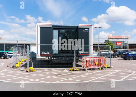 NHS Galleri trial mobile Clinic nel parcheggio del supermercato di Sainsbury a King's Lynn, Norfolk. Prova di un nuovo esame del sangue per rilevare il cancro. Foto Stock