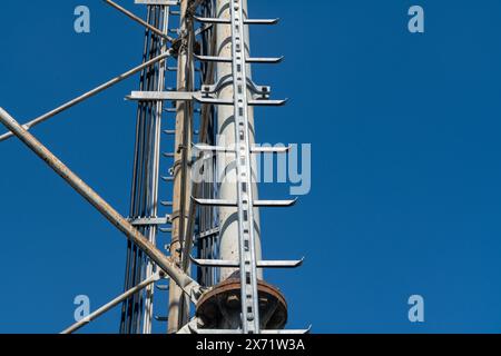 scala tecnica per capriate in acciaio zincato ancorate alla struttura reticolare di un'antenna ripetitore per bande radio, telefoniche e di comunicazione. S Foto Stock