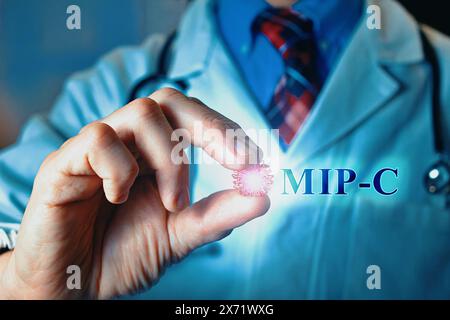 Mano di un medico che detiene un virus che rappresenta una nuova sindrome mortale chiamata "MIP-c" Foto Stock