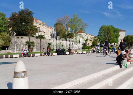 les quais de zadar sur la cote dalmate près des orgues marines de Nikola Bašić avec la foules des Tourist qui attendent le célèbre coucher de soleil Foto Stock