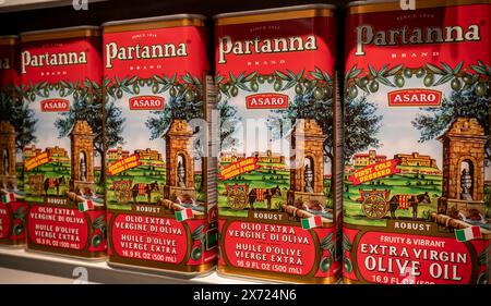 Lattine di olio extra vergine di oliva italiano Partanna sono visibili su uno scaffale di un supermercato a New York giovedì 9 maggio 2024. (© Richard B. Levine) Foto Stock