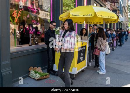 Gli acquirenti del negozio Marc Jacobs di Soho a New York si allineano per ricevere mazzi di margherite per il MotherÕs Day, sabato 11 maggio 2024. Daisy il nome della linea di fragranze JacobsÕ. (© Richard B. Levine) Foto Stock