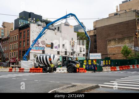 Pompaggio del calcestruzzo in un cantiere a Chelsea, New York, martedì 14 maggio 2024. (© Richard B. Levine) Foto Stock