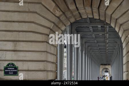 Francia, Parigi - 04 gennaio 2024 - Vista orizzontale prospettica delle colonne metalliche della metropolitana sopraelevata al viadotto Passy, struttura architettonica del famoso Foto Stock