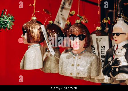 Londra, Regno Unito - 25 settembre 2023: Decorazioni natalizie sotto forma di Anna Wintour e Karl Lagerfeld nei grandi magazzini Selfridges i Foto Stock