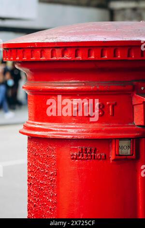 Primo piano di un Red Post Box nel centro di Londra Foto Stock