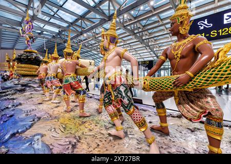 All'interno del terminal dell'Aeroporto Internazionale di Suvarnabhumi, scena dello slancio della statua dell'Oceano del latte, Bangkok, Thailandia Foto Stock