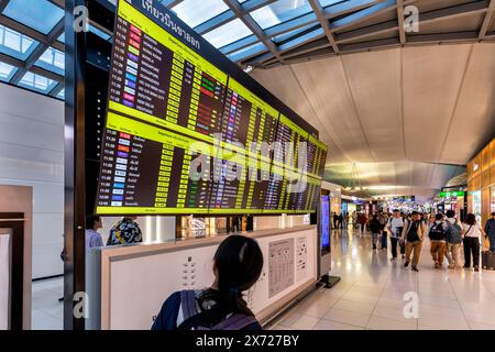 Interni del terminal dell'Aeroporto Internazionale di Suvarnabhumi, bacheche, passeggeri, Bangkok, Thailandia Foto Stock