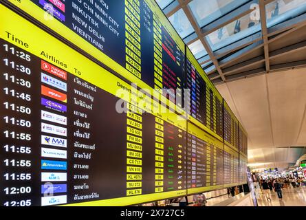 Interni del terminal dell'Aeroporto Internazionale di Suvarnabhumi, bacheche, passeggeri, Bangkok, Thailandia Foto Stock