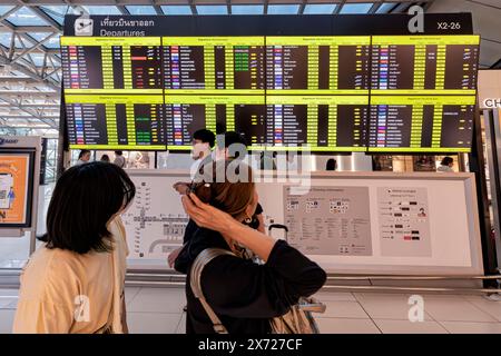 Interni del terminal dell'Aeroporto Internazionale di Suvarnabhumi, bacheche, passeggeri, Bangkok, Thailandia Foto Stock