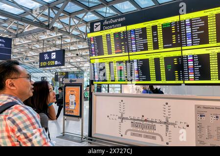 Interni del terminal dell'Aeroporto Internazionale di Suvarnabhumi, bacheche, passeggeri, Bangkok, Thailandia Foto Stock