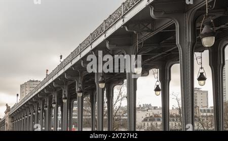 Francia, Parigi - 4 gennaio 2024 - bella vista del Pont de Bir Hakeim a Parigi. Vista prospettica delle colonne in metallo e delle luci stradali Art Deco di elevazione Foto Stock