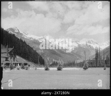 Hermit Range from Glacier House, Selkirk Mtns., British Columbia, Canada, elencato in Detroit Publishing Co. Negative log by [Peabody], data di esposizione, agosto 1902., '15176 dup' on negative., Detroit Publishing Co. N.. 015176., Gift; State Historical Society of Colorado; 1949, Mountains. , Parchi nazionali e riserve. , Hotel. , Resort. , Canada, British Columbia, Glacier National Park. , Canada, Selkirk Range. Foto Stock