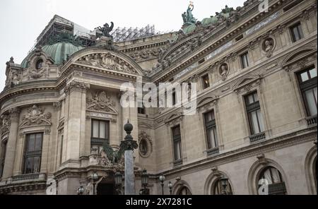 Francia, Parigi - 04 gennaio 2024 - Dettagli architettonici del Palais Garnier (Opera National de Paris). Place de l'Opéra (Opera Garnier) è famosa per il Neo-B. Foto Stock