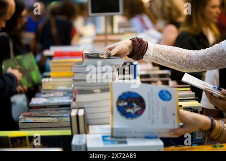 Visitatori che passano tra gli stand della Fiera del Libro di Torino 2024 (Salone internazionale del libro di Torino) Foto Stock