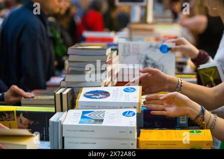 Visitatori che passano tra gli stand della Fiera del Libro di Torino 2024 (Salone internazionale del libro di Torino) Foto Stock