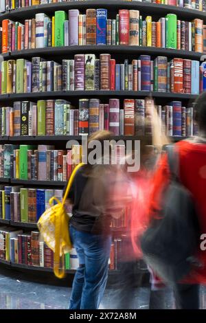 Visitatori che passano tra gli stand della Fiera del Libro di Torino 2024 (Salone internazionale del libro di Torino) Foto Stock