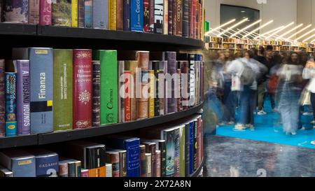 Visitatori che passano tra gli stand della Fiera del Libro di Torino 2024 (Salone internazionale del libro di Torino) Foto Stock