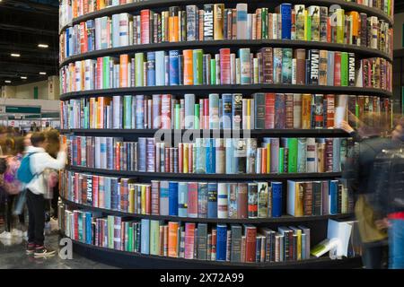 Visitatori che passano tra gli stand della Fiera del Libro di Torino 2024 (Salone internazionale del libro di Torino) Foto Stock