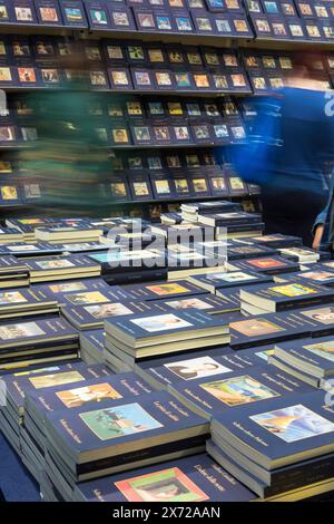 Visitatori che passano tra gli stand della Fiera del Libro di Torino 2024 (Salone internazionale del libro di Torino) Foto Stock