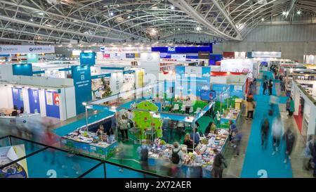 Visitatori che passano tra gli stand della Fiera del Libro di Torino 2024 (Salone internazionale del libro di Torino) Foto Stock