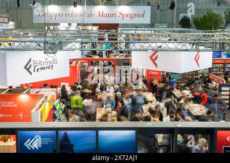 Visitatori che passano tra gli stand della Fiera del Libro di Torino 2024 (Salone internazionale del libro di Torino) Foto Stock