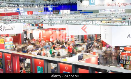 Visitatori che passano tra gli stand della Fiera del Libro di Torino 2024 (Salone internazionale del libro di Torino) Foto Stock