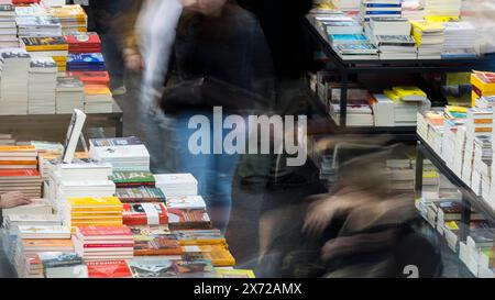 Visitatori che passano tra gli stand della Fiera del Libro di Torino 2024 (Salone internazionale del libro di Torino) Foto Stock