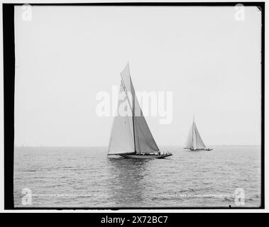 Columbia and Defender, 12 agosto 1899, Columbia in primo piano., Detroit Publishing Co. N. 05483., Gift; State Historical Society of Colorado; 1949, Columbia (Sloop) , Defender (Yacht) , Yachts. , Regate. Foto Stock