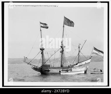 Half Moon rientrò nel fiume Hudson dopo un'assenza di 300 anni, Detroit Publishing Co. N. 022606., Gift; State Historical Society of Colorado; 1949, Half Moon (Ship : Replica) , Hudson-Fulton Celebration, 1909. , Navi. , Parate e cerimonie navali. , Stati Uniti, New York (Stato), fiume Hudson. Foto Stock