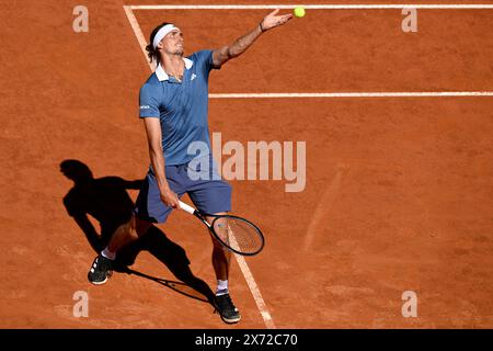 Roma, Italia. 17 maggio 2024. Aleksandr Zverev di Germania serve durante la semifinale contro Alejandro Tabilo del Cile al torneo di tennis internazionali BNL d'Italia 2024 al foro Italico di Roma il 17 maggio 2024. Crediti: Insidefoto di andrea staccioli/Alamy Live News Foto Stock