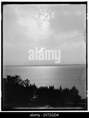 Hotel Champlain, mattina presto sul lago Champlain, Bluff Point, N.Y., Title from jacket., 'G 8532' on negative., Detroit Publishing Co. N. 500244., Gift; State Historical Society of Colorado; 1949, Resorts. , Laghi e stagni. , Alba e tramonti. , Stati Uniti, New York (State), Bluff Point. , Stati Uniti, Champlain, Lake. Foto Stock