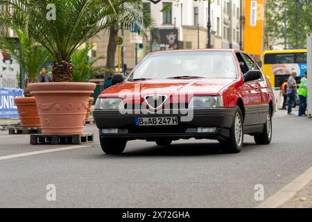 BERLINO - 4 MAGGIO 2024: L'auto di lusso Alfa Romeo 164. Classic Days Berlin 2024. Foto Stock