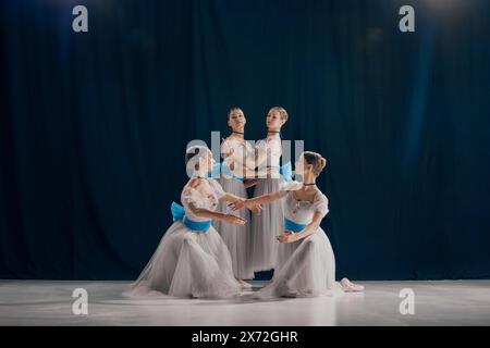 Quattro giovani ballerini in bellissimi costumi di balletto bianchi e blu, catturati in varie pose eleganti sul palco. Arte contemporanea. Foto Stock