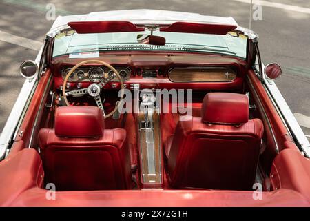 BERLINO - 4 MAGGIO 2024: Gli interni della muscle car Ford Mustang Convertible, 1966. Classic Days Berlin 2024. Foto Stock