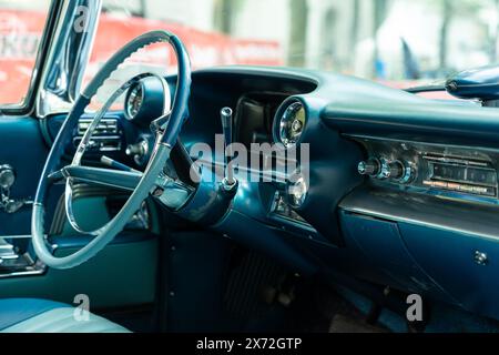 BERLINO - 4 MAGGIO 2024: Gli interni della Cadillac Sedan de Ville, 1959. Classic Days Berlin 2024. Foto Stock