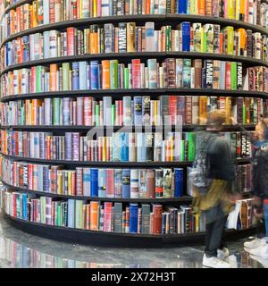 Visitatori che passano tra gli stand della Fiera del Libro di Torino 2024 (Salone internazionale del libro di Torino) Foto Stock