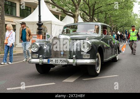 BERLINO - 4 MAGGIO 2024: L'auto di lusso full-size Mercedes-Benz 300d (W189). Classic Days Berlin 2024. Foto Stock