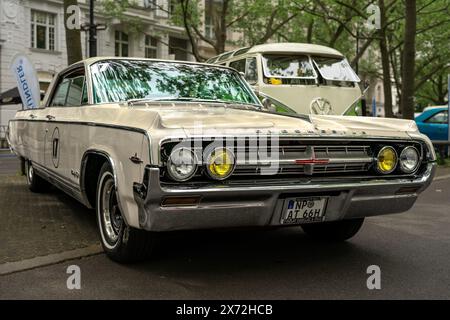 BERLINO - 4 MAGGIO 2024: L'auto di lusso full-size Oldsmobile 98 (novantotto), 1966. Classic Days Berlin 2024. Foto Stock