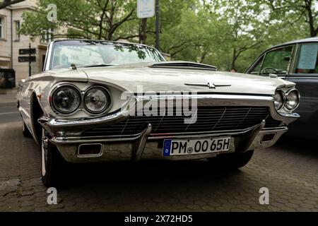 BERLINO - 4 MAGGIO 2024: L'auto personale di lusso Ford Thunderbird (quarta generazione), 1965. Classic Days Berlin 2024. Foto Stock