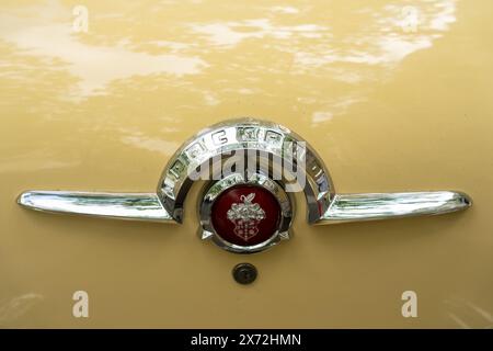 BERLINO - 4 MAGGIO 2024: L'emblema di un'auto di lusso full-size Packard Cavalier, primo piano. Classic Days Berlin 2024. Foto Stock