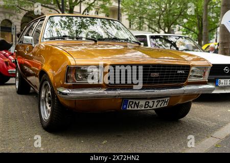 BERLINO - 4 MAGGIO 2024: L'auto executive Opel Rekord 2000 (serie D), 1977. Classic Days Berlin 2024. Foto Stock