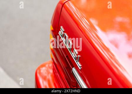 BERLINO - 4 MAGGIO 2024: Il frammento di un'auto sportiva Mercedes-Benz 500 SL, (R129). Classic Days Berlin 2024. Foto Stock