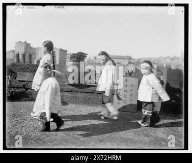 Soggetti cinesi, titolo da giacca., su tablet (tradotto dal cinese): Oggi siamo i proprietari di denaro, ieri eravamo i proprietari del territorio., 'WHJ 416' in negativo., Detroit Publishing Co. N. 32669., Gift; State Historical Society of Colorado; 1949, Chinese Americans. , Bambini. Foto Stock