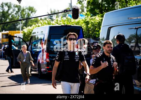 Imola, Imola, Italia. 16 maggio 2024. George Russell arriva al paddock prima della prima sessione di prove libere, 7° round del campionato mondiale di Formula 1 sul circuito Enzo e Dino Ferrari International di Imola (Credit Image: © Luca Martini/ZUMA Press Wire) SOLO USO EDITORIALE! Non per USO commerciale! Crediti: ZUMA Press, Inc./Alamy Live News Foto Stock