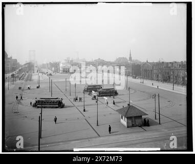 Williamsburg Bridge Plaza, Brooklyn, N.Y., le immagini dei videodischi sono fuori sequenza; l'ordine effettivo da sinistra a destra è 1A-07070, 07069., 'G 3507' su negativo destro., Detroit Publishing Co. N. 010994., Gift; State Historical Society of Colorado; 1949, Plazas. , Ferrovia di strada. , Stati Uniti, New York (Stato), New York. Foto Stock